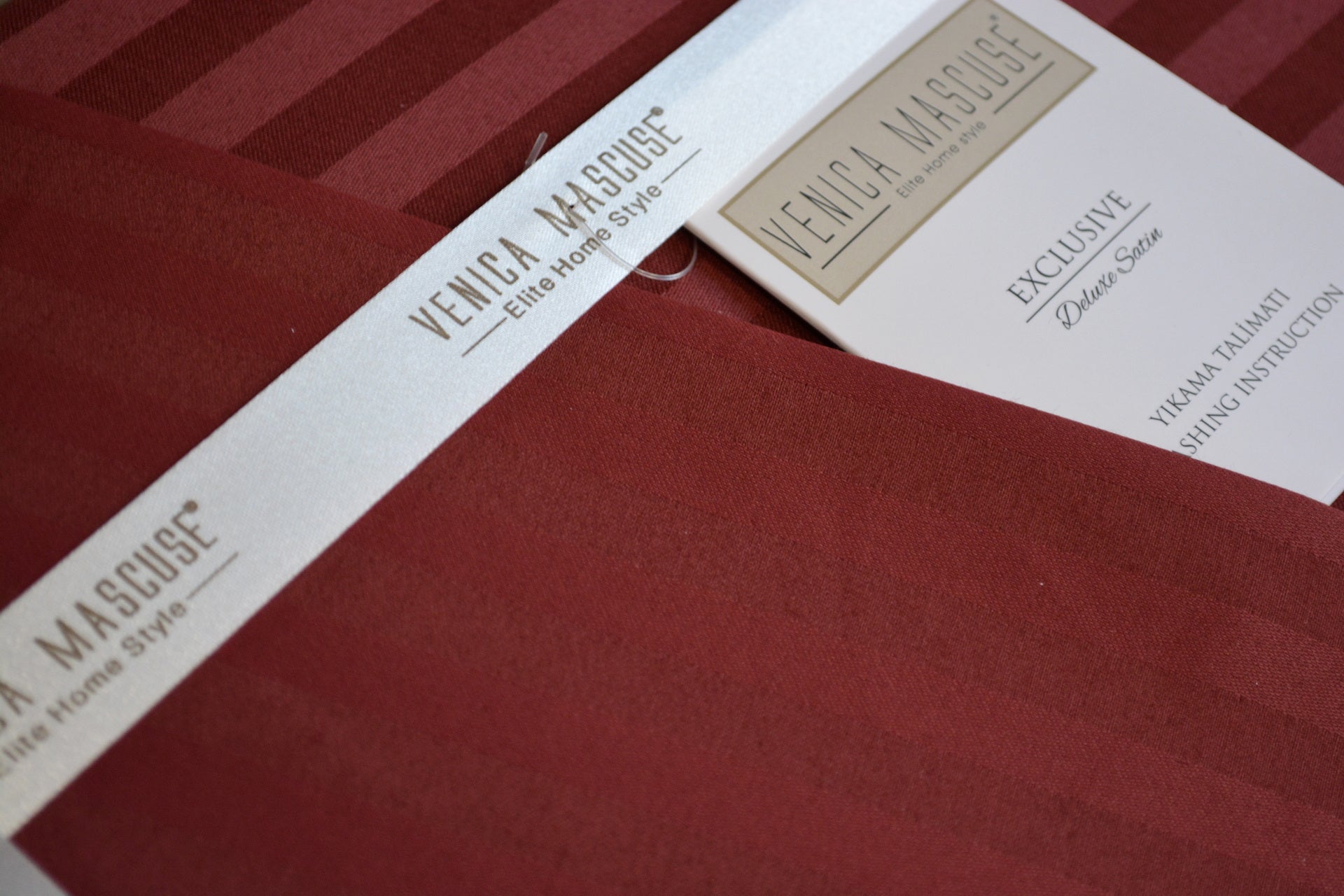 Постільна білизна Venica Mascuse Satin 200х220 см, простирадло 180х200+30 см Bordo
