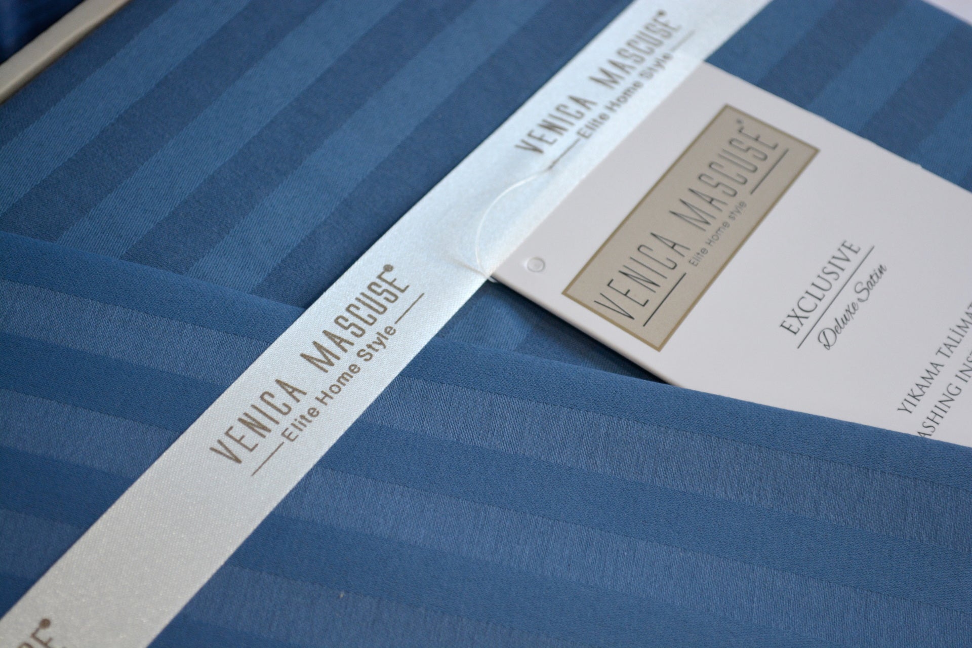 Постільна білизна Venica Mascuse Satin 200х220 см, простирадло 180х200+30 см Indigo