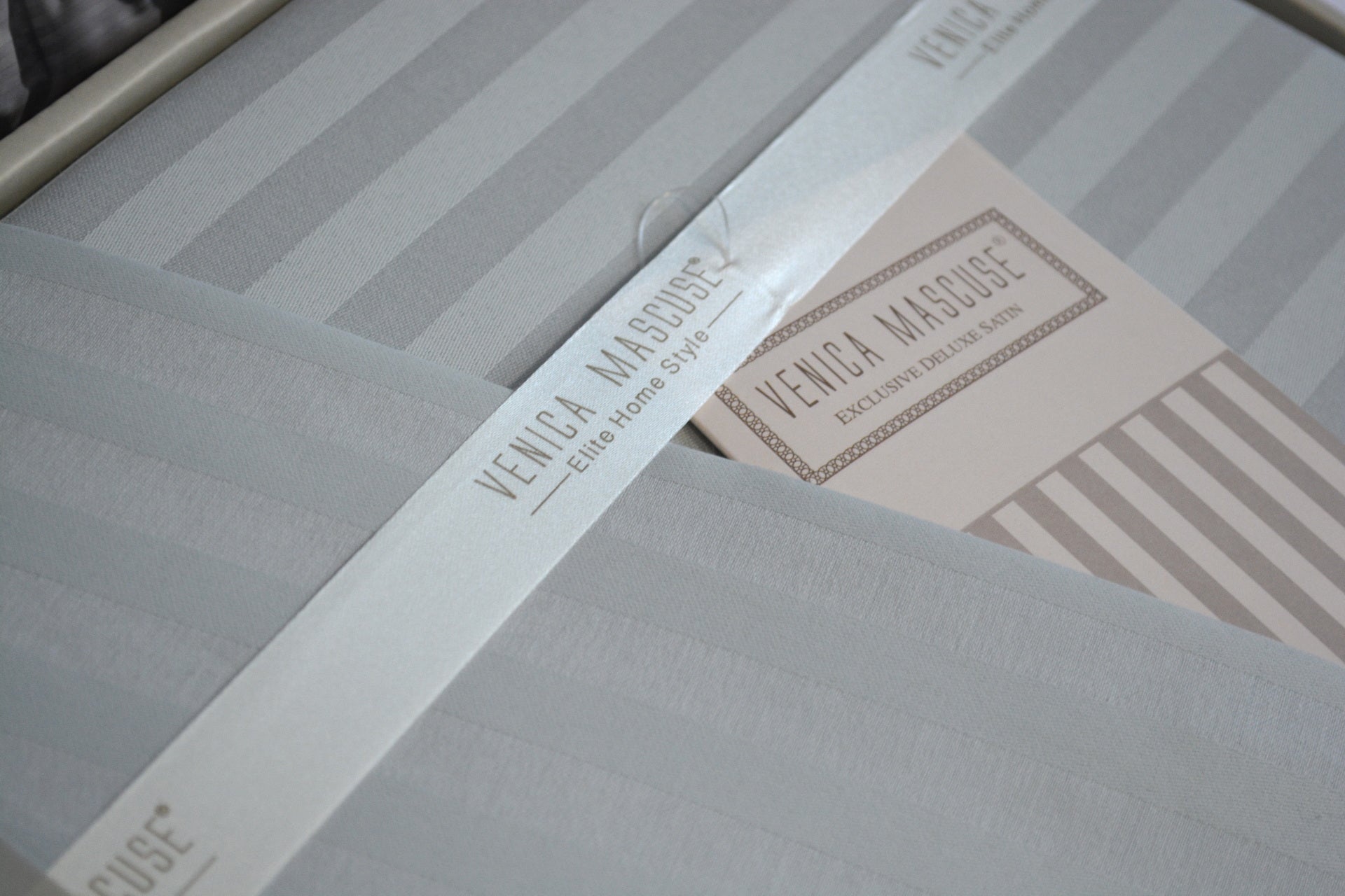 Постільна білизна Venica Mascuse Satin 200х220 см, простирадло 180х200+30 см Silver
