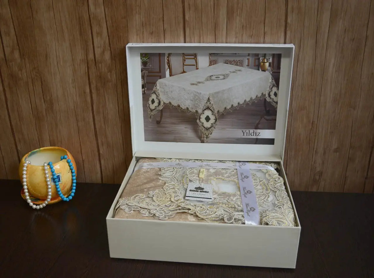 Велюрова скатертина з мереживом Maison 160×350 см Yildiz бежева
