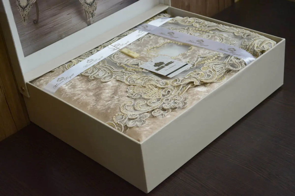 Велюрова скатертина з мереживом Maison 160×350 см Yildiz бежева