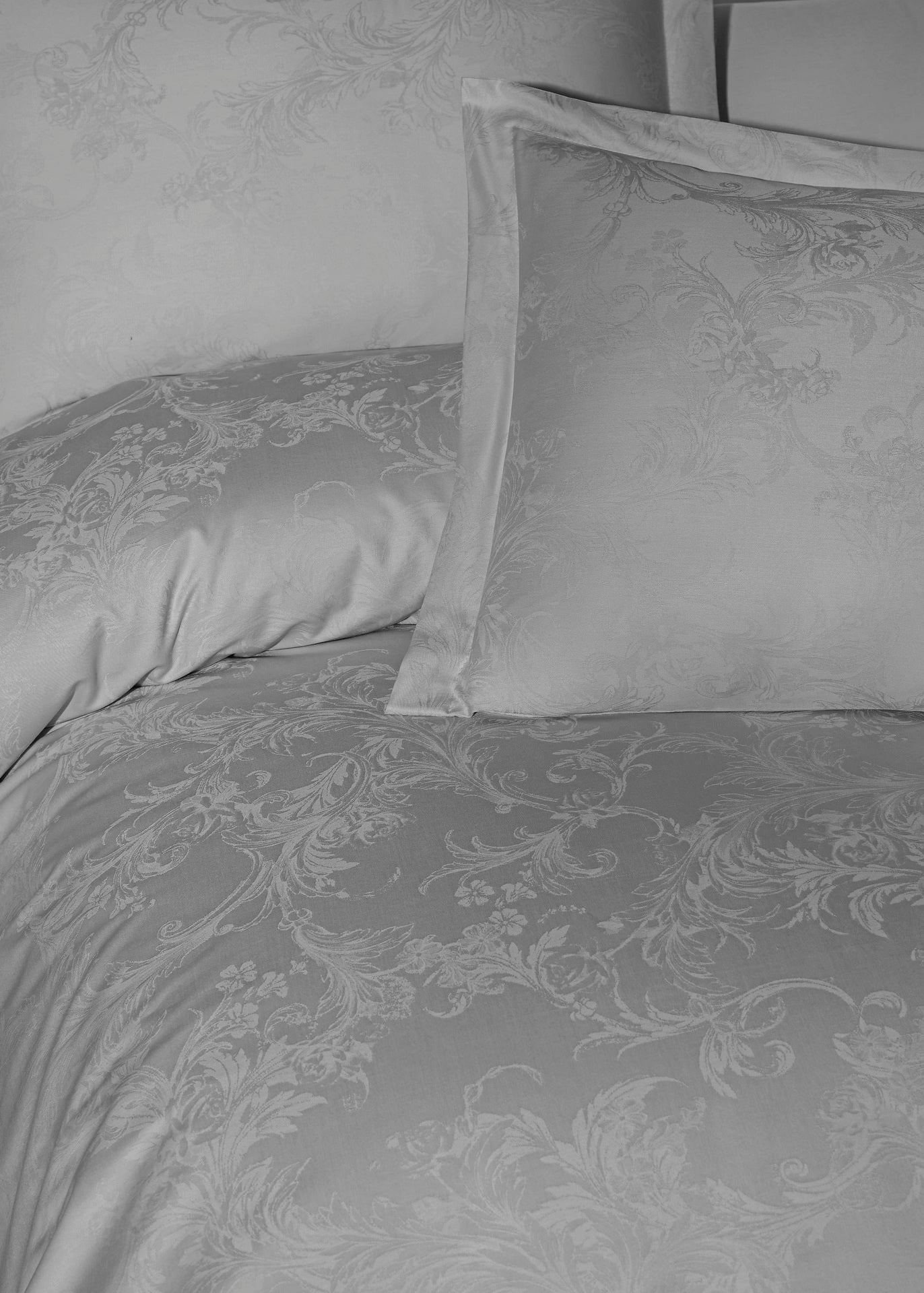 Комплект постільної білизни Saheser Delux Jacquard 300 TC 200х220 см Celesta Gri