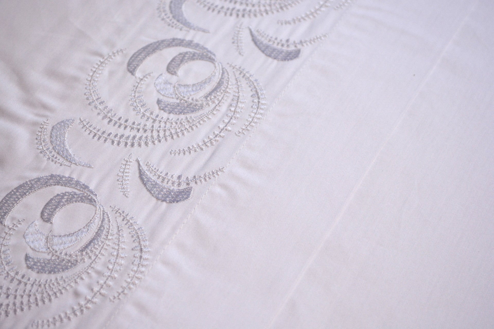 Комплект постільної білизни Issimo  Embroidered Satin 200х220 см Clare