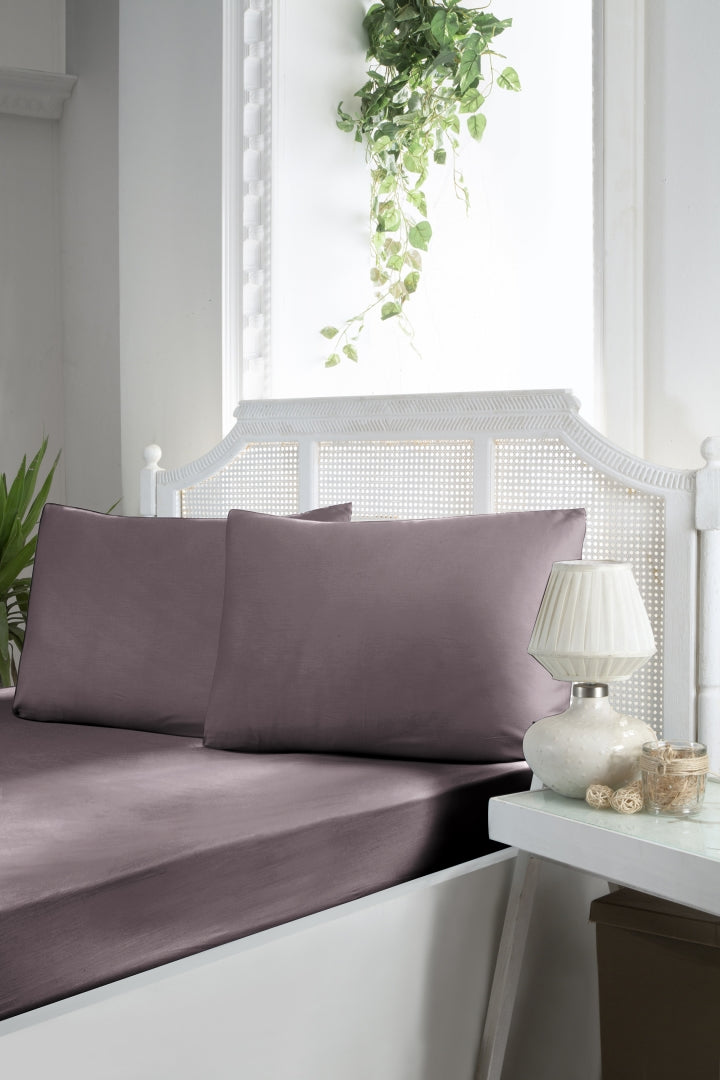Сатинове простирадло 160х200см на гумці з наволочками First Choice - Lilac