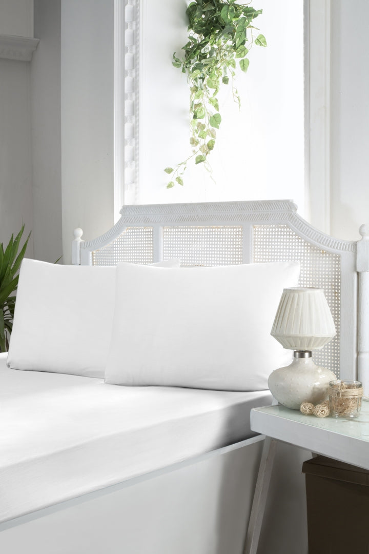 Сатинове простирадло 180х200см на гумці з наволочками First Choice - White