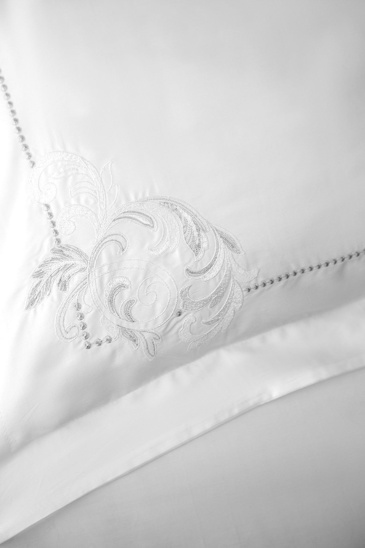 Комплект постільної білизни Issimo  Embroidered Satin 200х220 см Voyant Classic