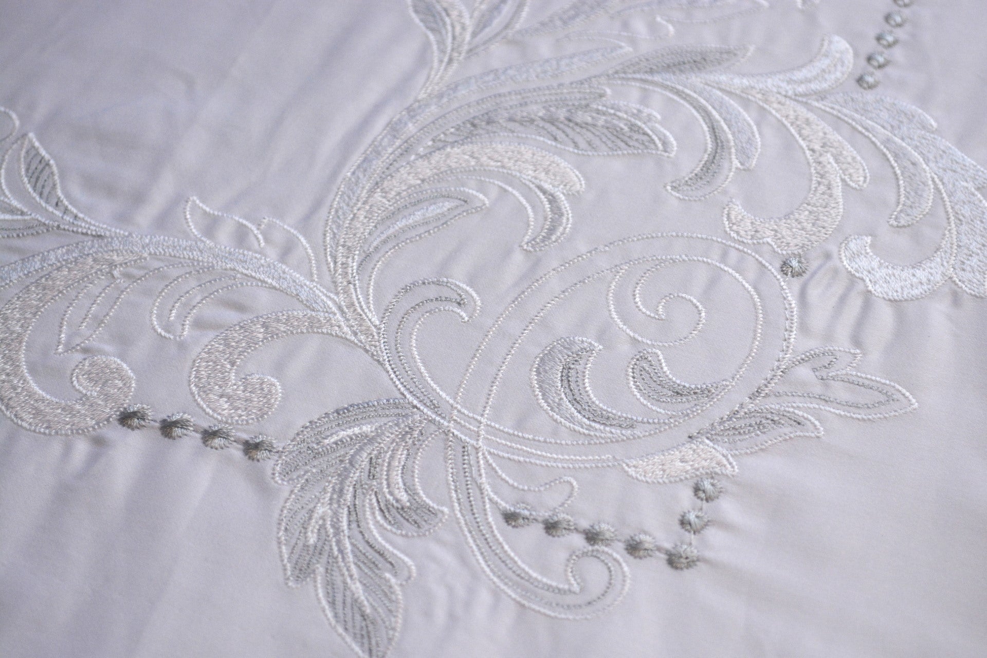 Комплект постільної білизни Issimo  Embroidered Satin 200х220 см Voyant Classic