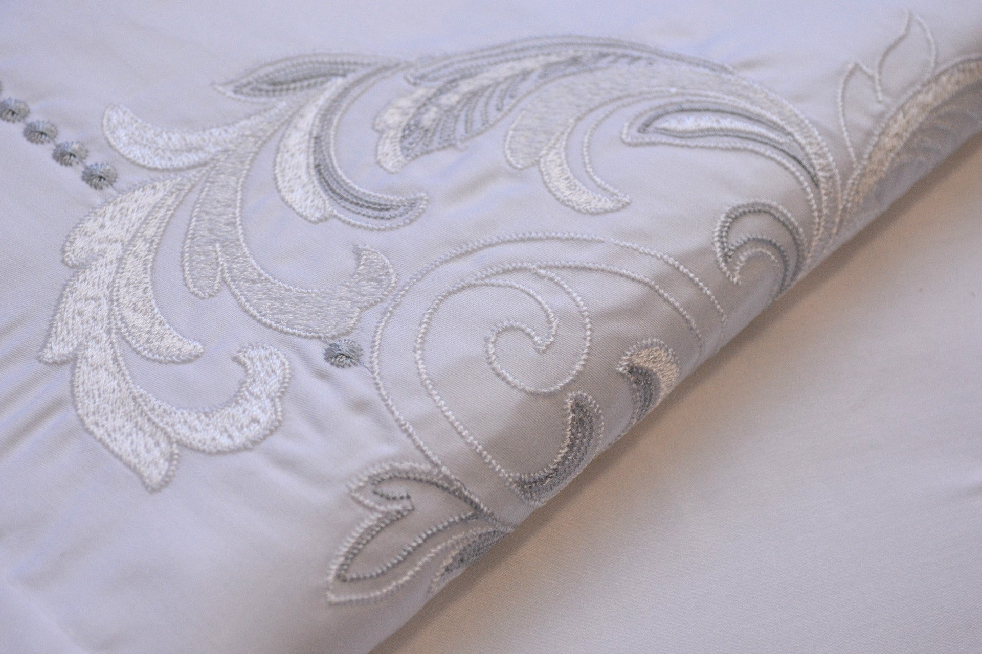 Комплект постільної білизни Issimo  Embroidered Satin 200х220 см Voyant Classic