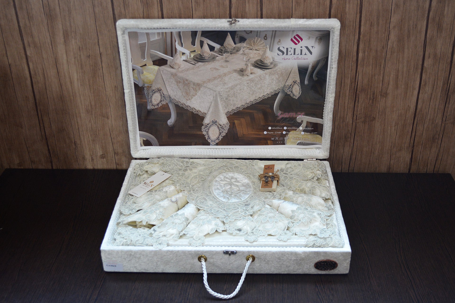 Подарунковий набір для сервірування столу Selin Gamze Set 160x220 см у велюровій скрині - Кремовий